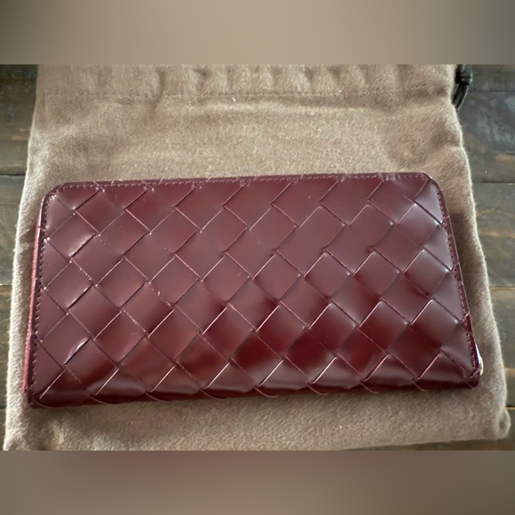 Beautiful Intrecciato Wine/Cranberry Leather Wallet - Picture 2 of 9